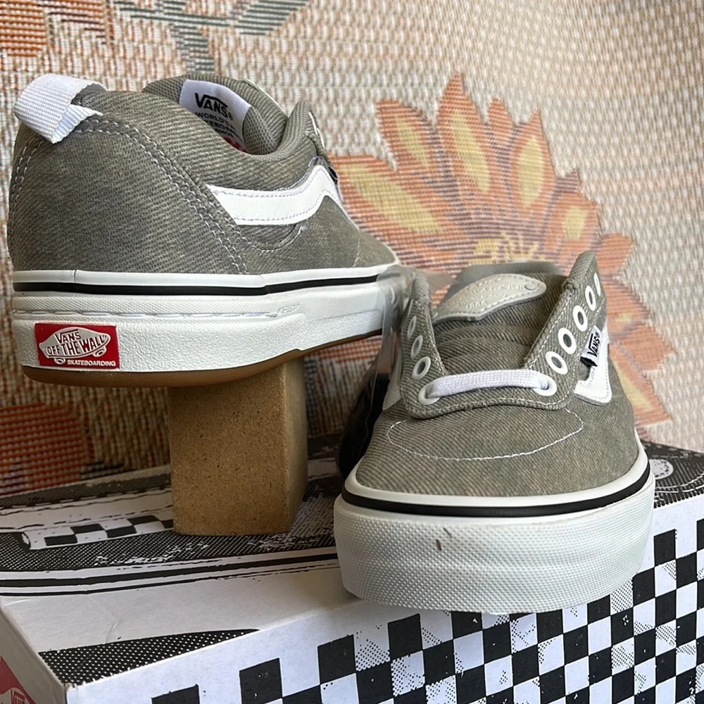 Vans WMNS Kyle Walker (Denim) Gray/White
VN0A5JIE9BM
Sneakers - athletic shoes - Picture 10 of 16